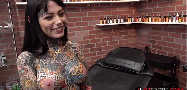  Tiger Lilly gets a forehead tattoo while nude